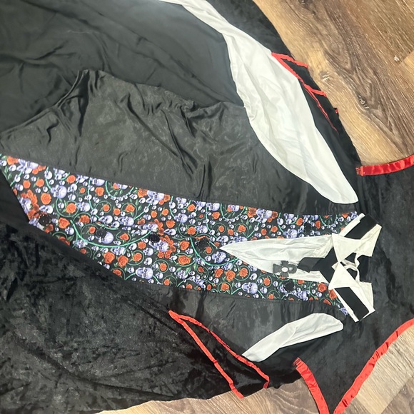 Vampire Costume with Cape and Accessories - Picture 3 of 4